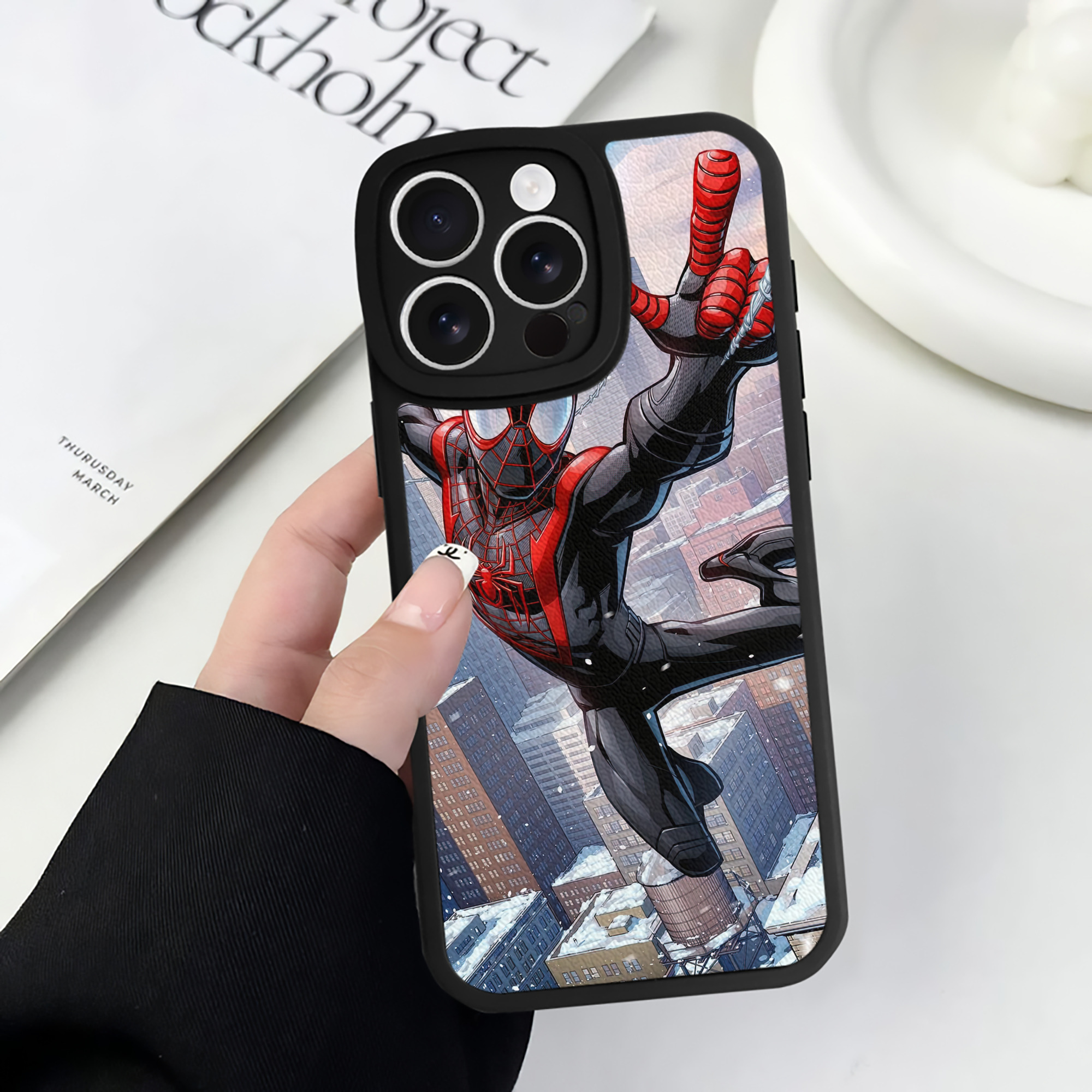 （画像用） Spider Man スパイダーマン 【iPhone 16シリーズ対応】シリコンスマホケース（レザー調） 材質：シリコン